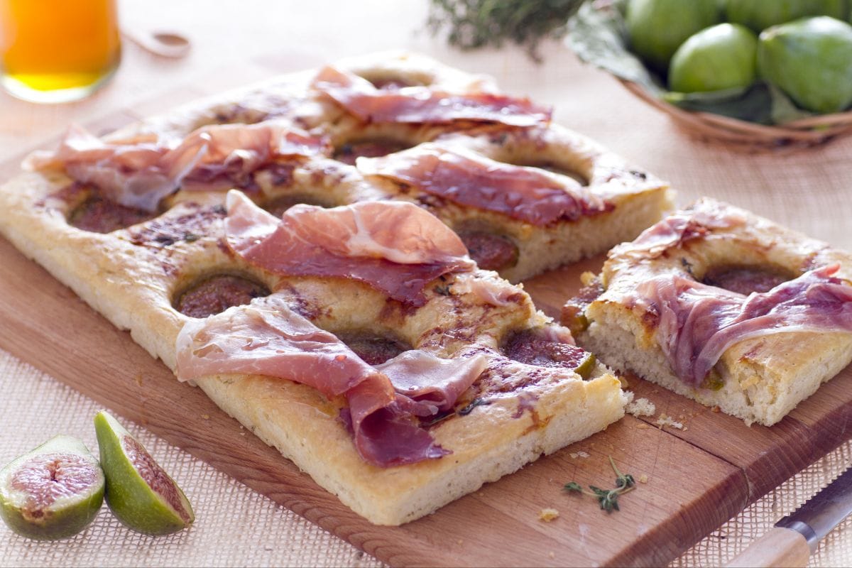 Focaccia al crudo e fichi