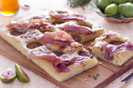 Focaccia al crudo e fichi