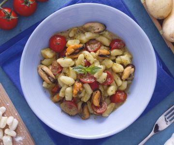 Chicche con tomatitos, pesto y mejillones