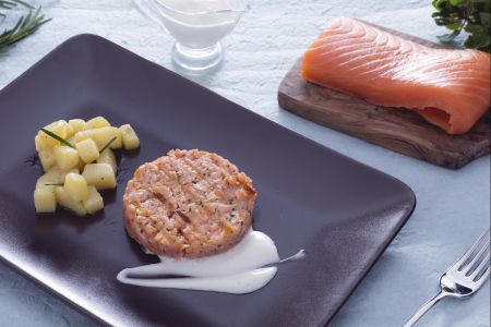 Burger de salmón con mayonesa sin huevo y patatas salteadas