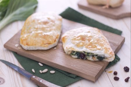 Hojaldres rellenos de acelgas, piñones y pasas