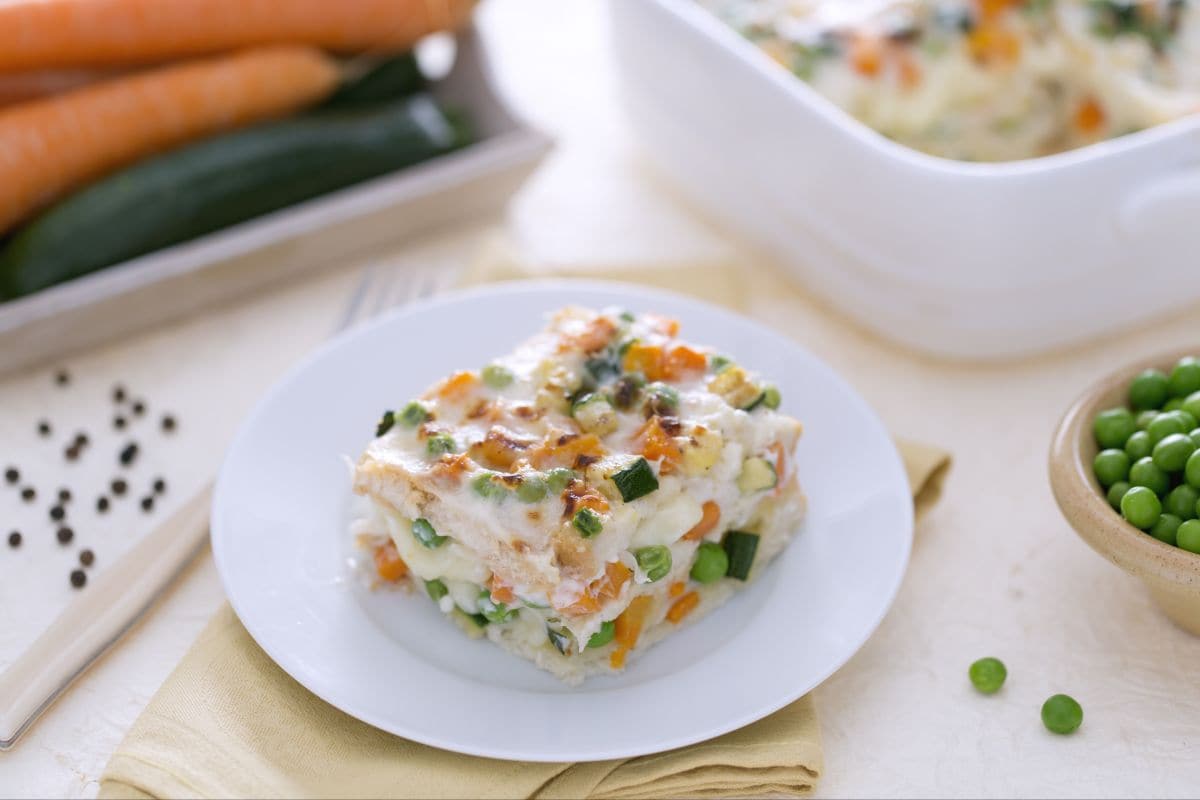 Lasaña de pan de molde con queso y ragú de verduras