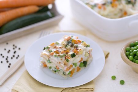 Lasaña de pan de molde con queso y ragú de verduras