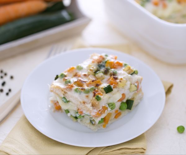 Lasaña de pan de molde con queso y ragú de verduras