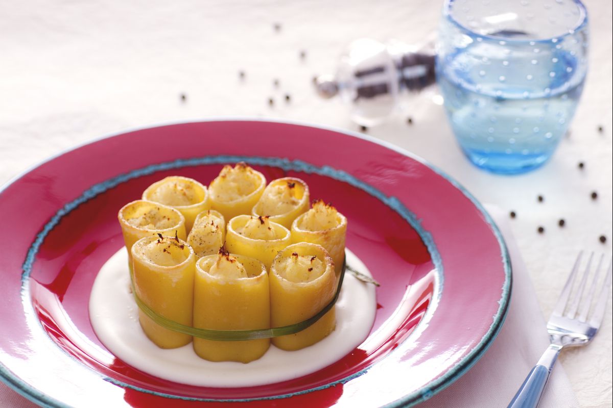 Paccheri rellenos de bacalao sobre fondue de queso