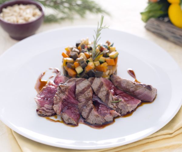 Entrecot de ternera con reducción de salsa teriyaki y caponata