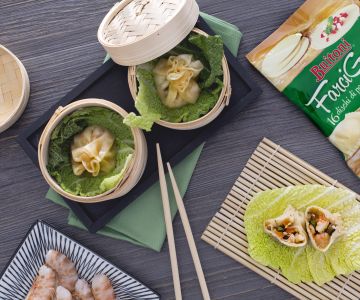 Raviolis al vapor al estilo oriental con verduras y gambas