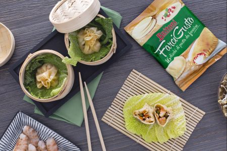 Raviolis al vapor al estilo oriental con verduras y gambas