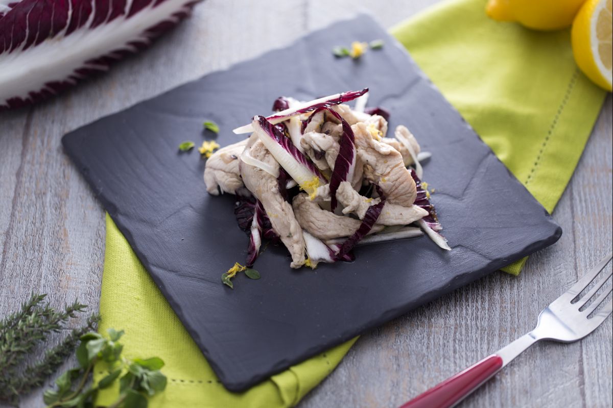 Tiritas de pollo con radicchio