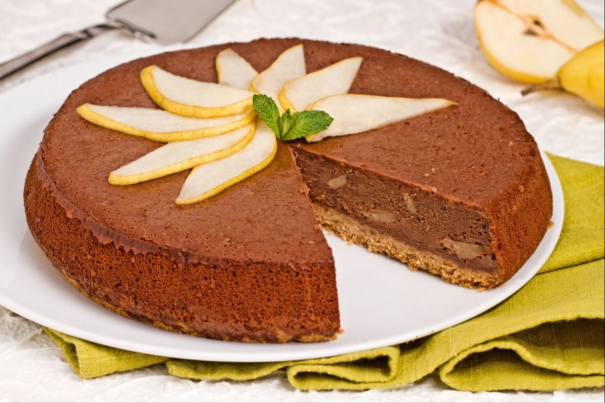 Tarta de queso con chocolate y peras
