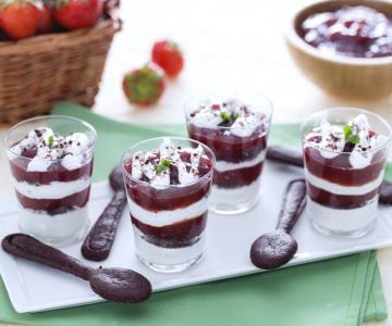 Vasitos con crema de yogur, mermelada de fresas y galletas sablé de cacao