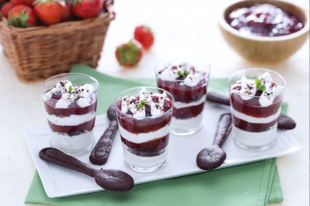 Vasitos con crema de yogur, mermelada de fresas y galletas sablé de cacao