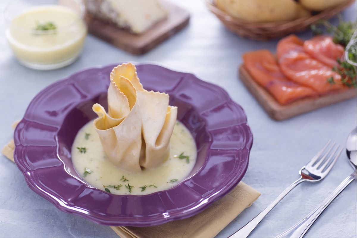 Saquito de pasta fresca con salmón, queso toma y achicoria sobre crema de patatas