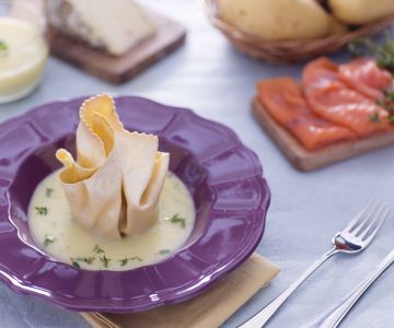 Saquito de pasta fresca con salmón, queso toma y achicoria sobre crema de patatas