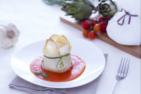Fagottini con burrata, alcachofas y salsa de tomate