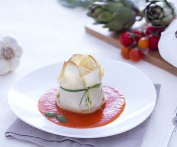 Fagottini con burrata, alcachofas y salsa de tomate
