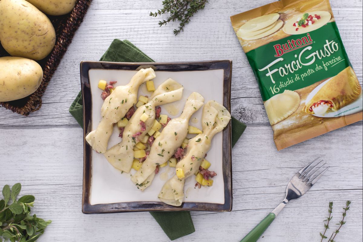 Caramelos rellenos de patatas y salchicha con hierbas aromáticas