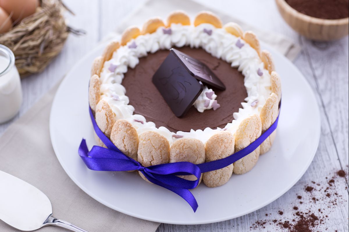 Charlotte con mousse de chocolate negro