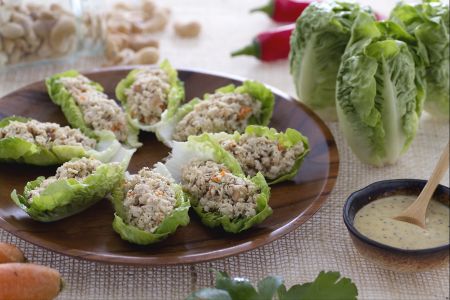 Cestas de lechuga con ensalada de pavo