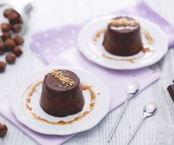 Panna cotta de chocolate y avellanas con caramelo salado