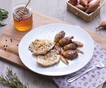 Escalopes al romero y salvia con chalotas caramelizadas