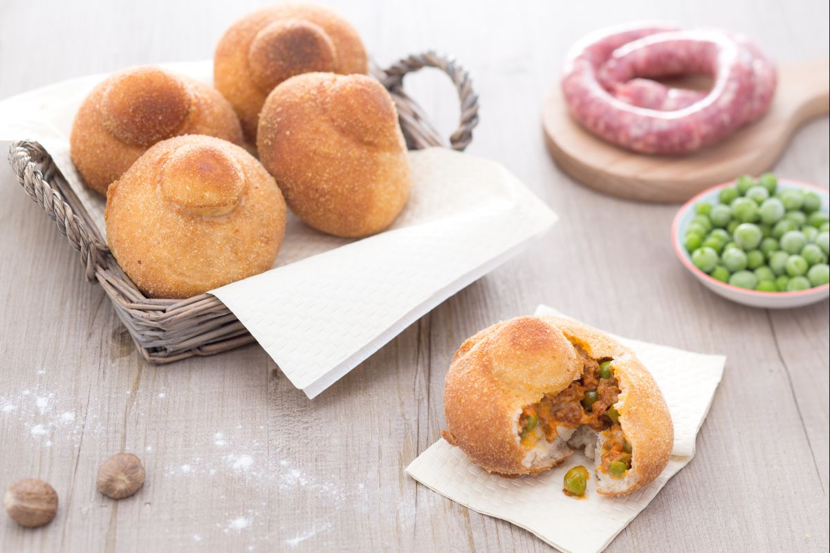 Rizzuole con ragú bechamel y guisantes