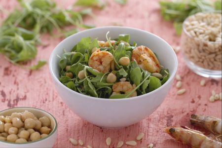 Ensalada de garbanzos, gambas y rúcula