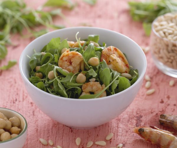 Ensalada de garbanzos, gambas y rúcula
