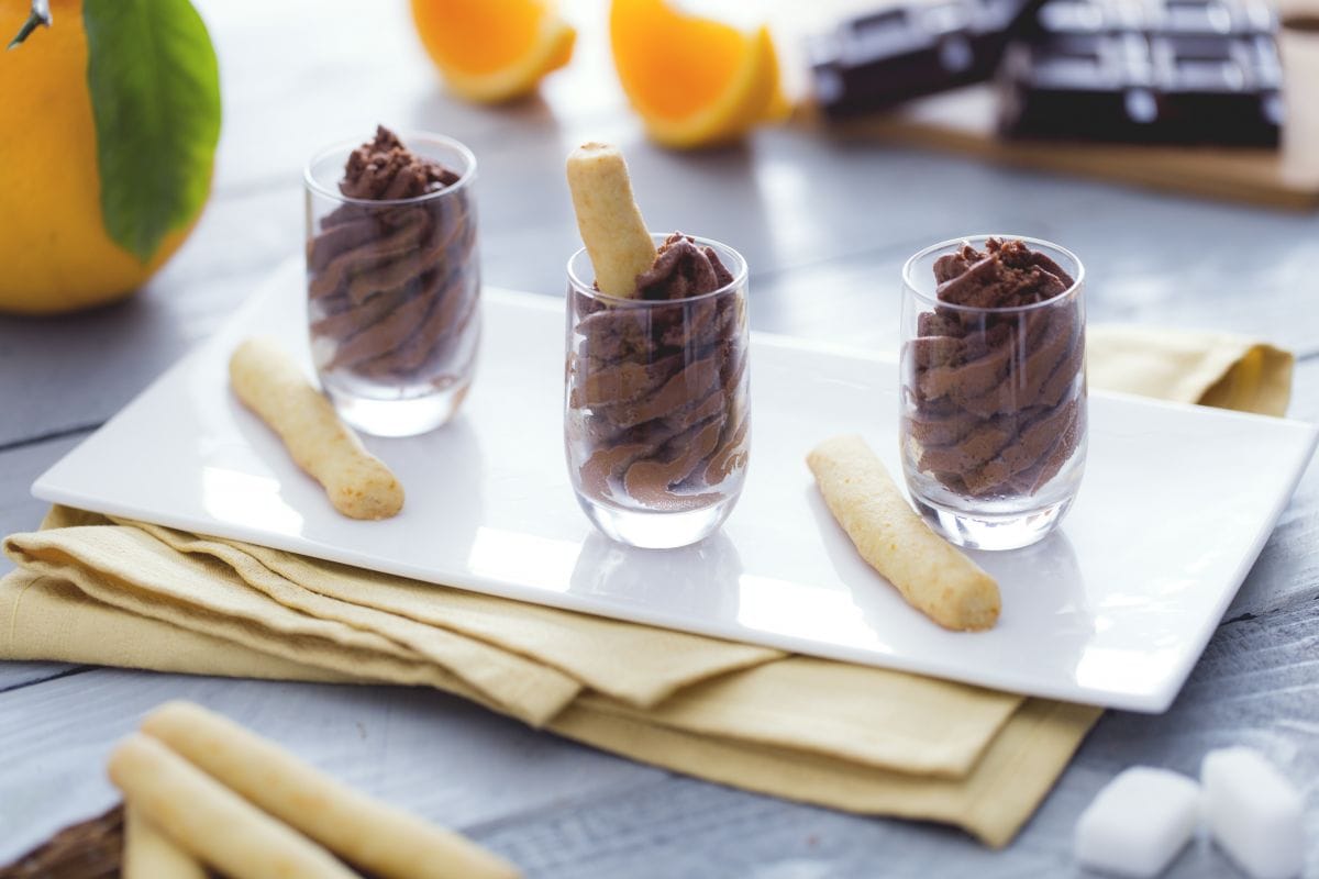 Mousse de chocolate con galletas de naranja