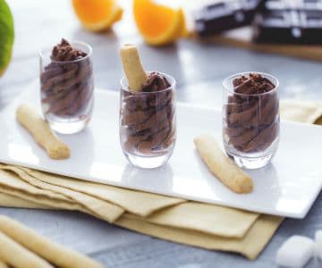 Mousse de chocolate con galletas de naranja