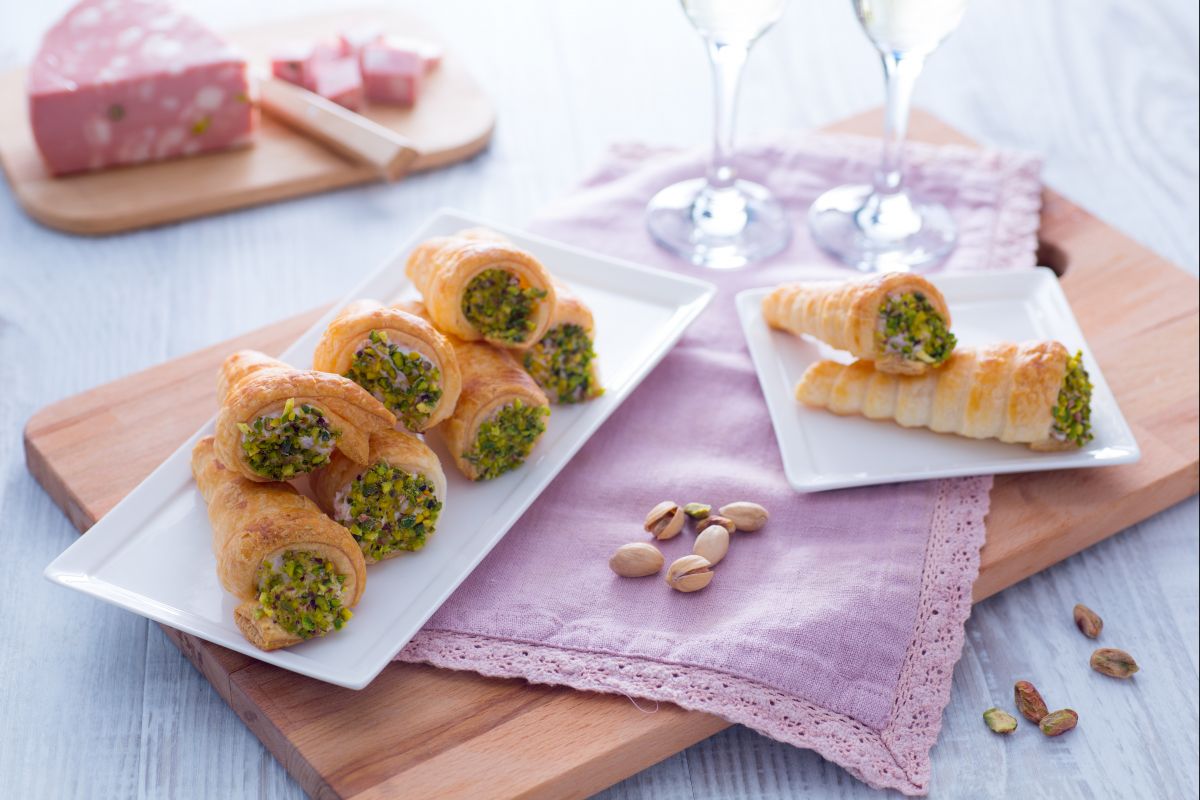 Conos salados con mousse de mortadela