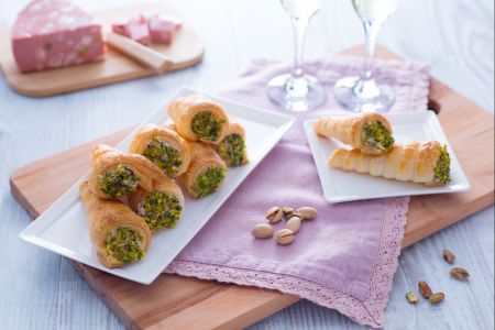 Conos salados con mousse de mortadela