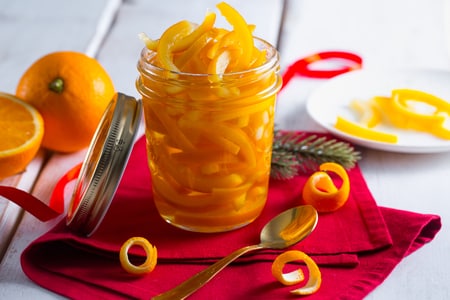 Cáscaras de naranja confitadas