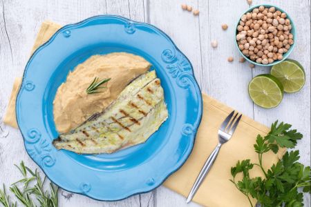 Corvina a la brasa con crema de garbanzos y romero