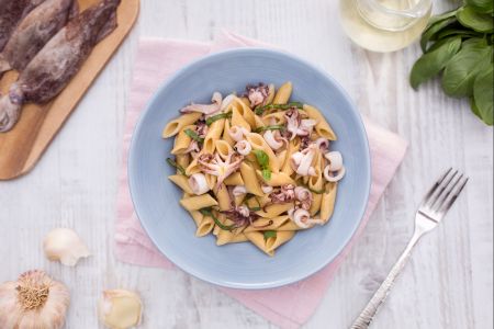 Mezze penne integrales con calamares al vino blanco