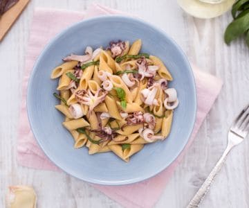 Mezze penne integrales con calamares al vino blanco