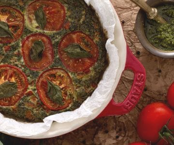 Tortilla con pesto y tomates