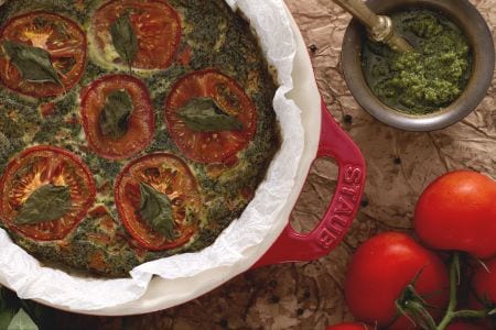 Tortilla con pesto y tomates
