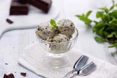 Helado de menta y chocolate