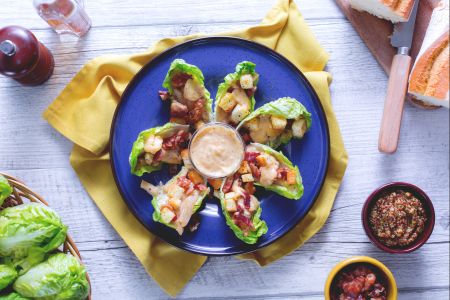 Caesar salad de pollo sobre lechuga baby