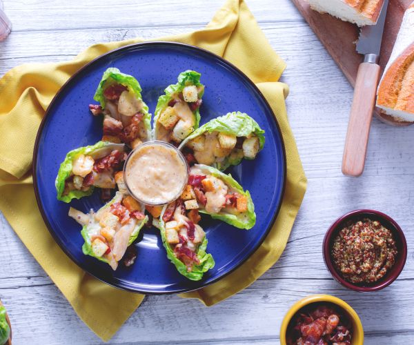 Caesar salad de pollo sobre lechuga baby