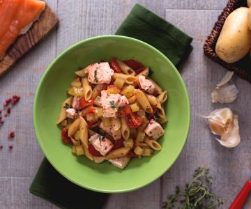 Pasta con salmón y patatas
