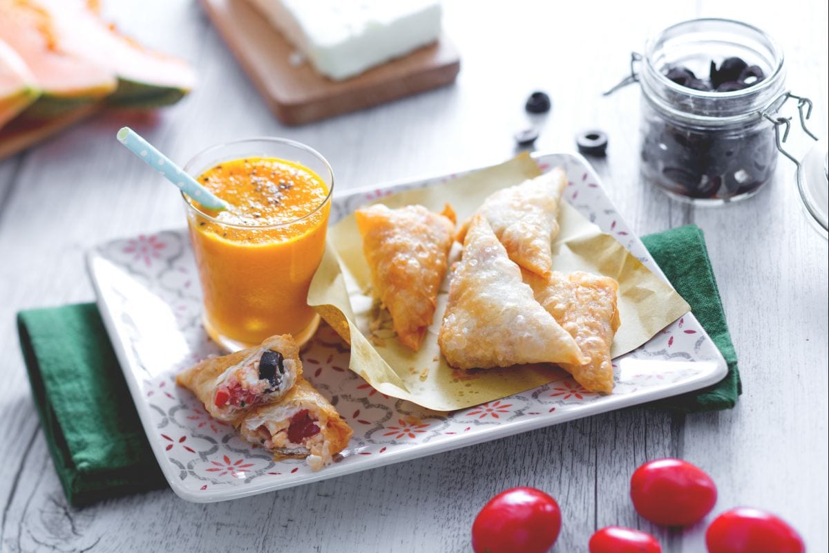 Chupitos de melón con paquetitos de feta