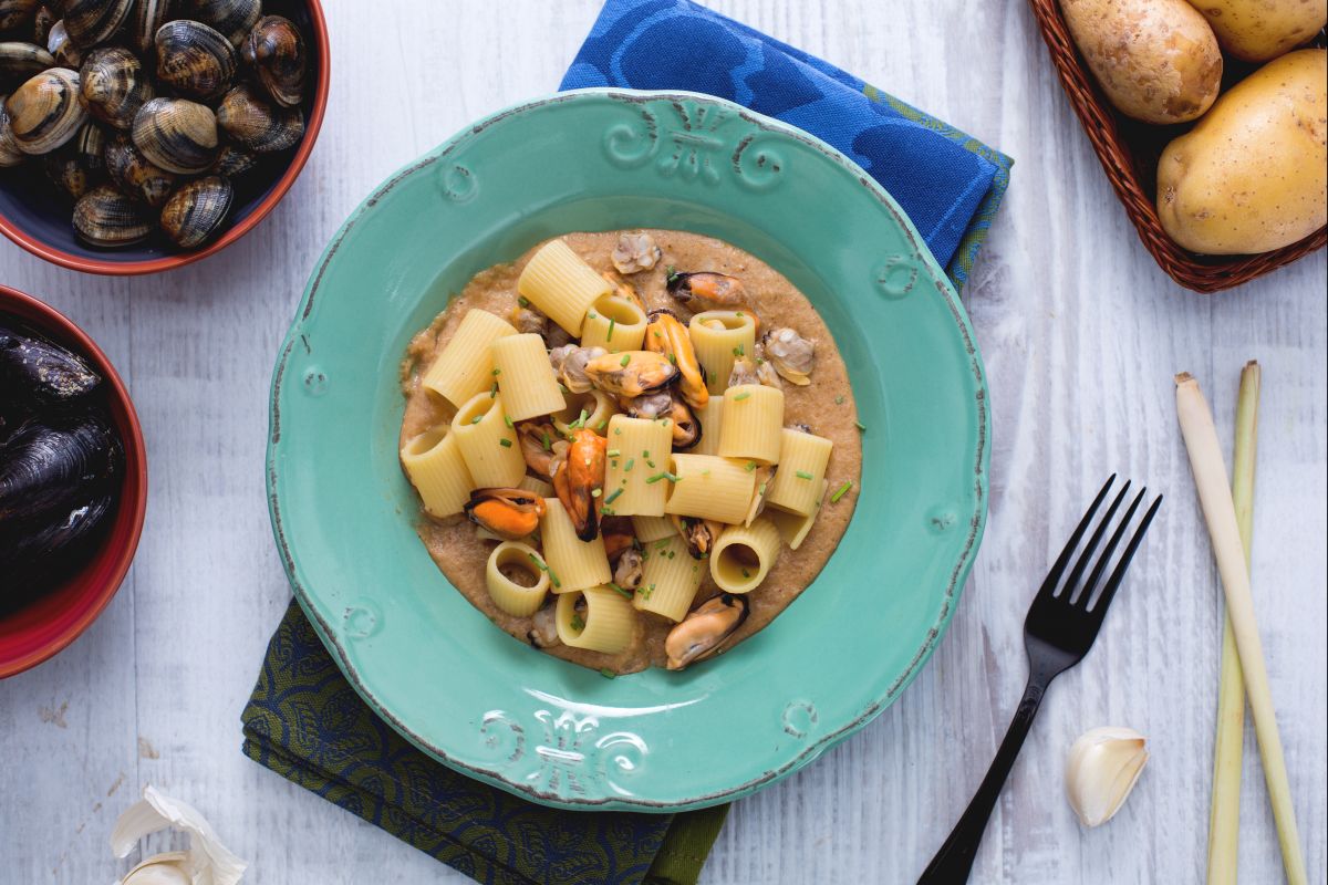Tiburonciños con mejillones y almejas al lemongrass