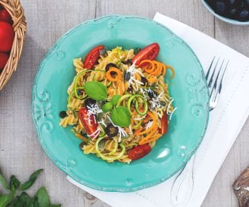 Fusilli integrales a la crudaiola con verduras, semillas de calabaza y ricotta salada
