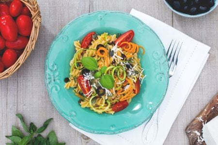 Fusilli integrales a la crudaiola con verduras, semillas de calabaza y ricotta salada