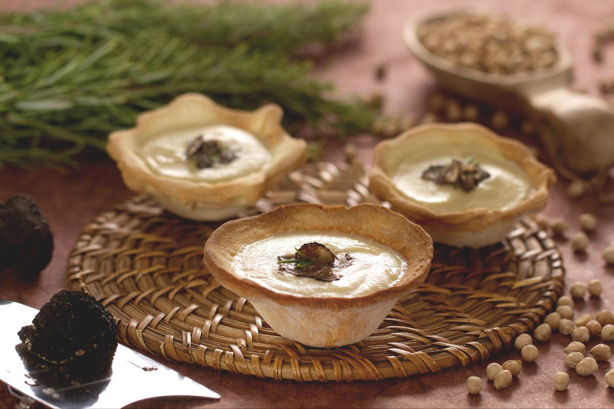 Cuencos de pan con crema de garbanzos