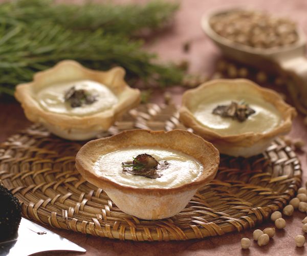Cuencos de pan con crema de garbanzos