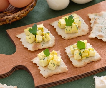 Hojaldres con aceitunas y cubitos de tortilla