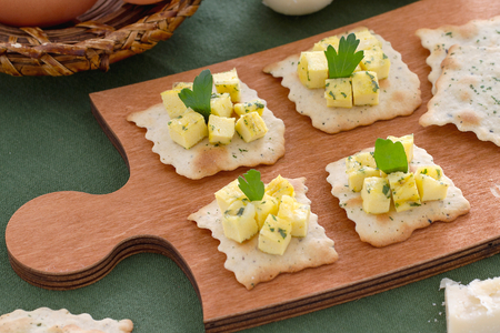 Hojaldres con aceitunas y cubitos de tortilla